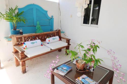 un soggiorno con panca e tavolo di Apartment Brazil Beach Front Paradise a Savaneta