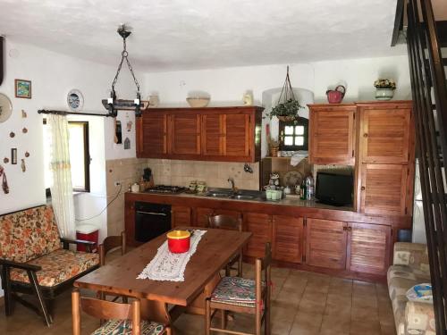 una cucina con armadi in legno e tavolo in legno di Il Pioppo a Cantalupo nel Sannio