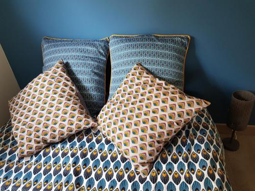 - 2 oreillers au-dessus du lit dans l'établissement Chambre d'hôtes du Muguet avec SdB privative, au Mans