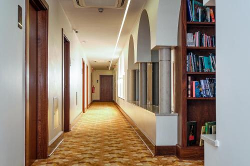 a hallway with bookshelves and a long hallway with a corridorngth at Sintra Boutique Hotel in Sintra