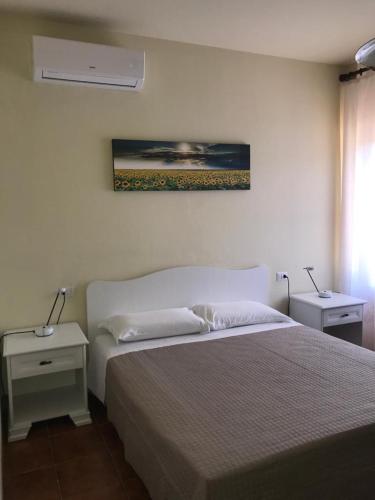 a bedroom with a bed and two lamps on tables at La Sosta in Panzano