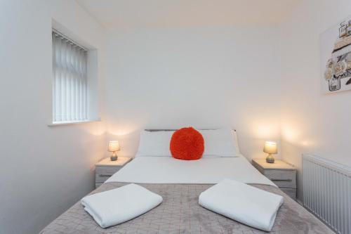 ブラックプールにあるCherry Property - Orange Suiteのベッドルーム1室(赤い枕付きのベッド1台付)