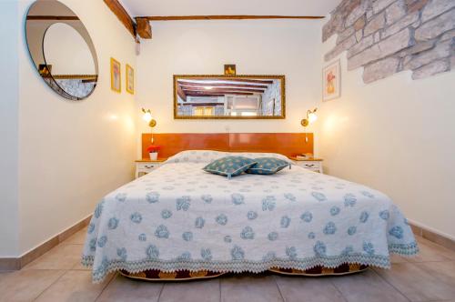a bedroom with a bed and a mirror at Guest house SOTTO I VOLTI Centro Storico in Rovinj