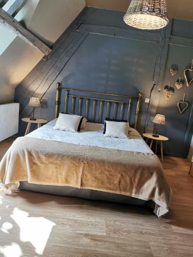 - une chambre avec un grand lit et 2 tables dans l'établissement La Cour d'Hortense, à Sailly-Flibeaucourt