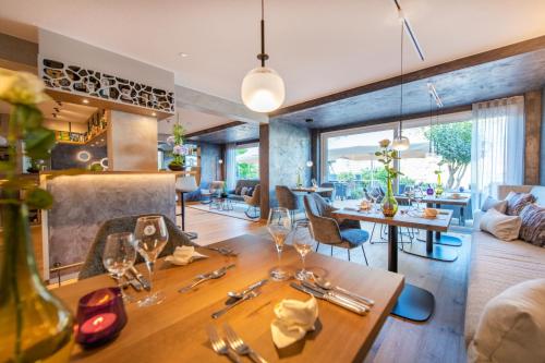 een woonkamer met een tafel met wijnglazen erop bij Moselromantik Hotel Kessler Meyer in Cochem