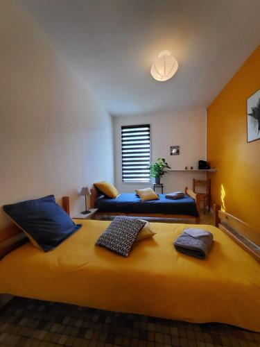 A bed or beds in a room at Chez Jollyjune, à moins d'une heure du Mont Saint Michel
