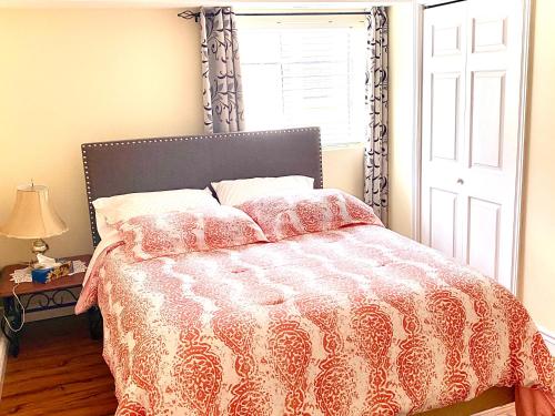 1 dormitorio con cama y ventana en Elgin Suite, en Niagara Falls