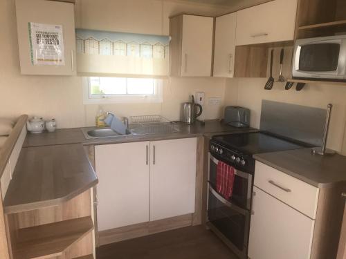 Dapur atau dapur kecil di Hoburne Beach Escape near Christchurch
