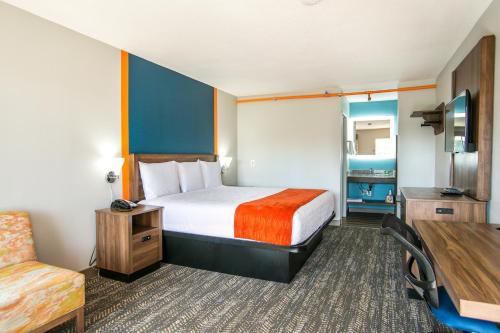 een hotelkamer met een bed en een bureau bij Jubilee Inn in Biloxi