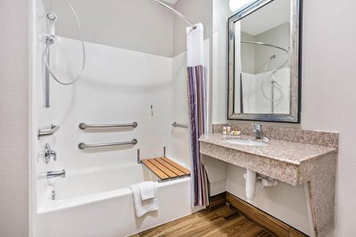 Ванная комната в La Quinta by Wyndham Houston - Magnolia