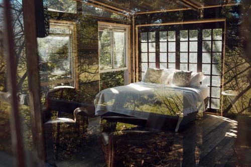 a bedroom with a bed in a room with windows at Montpellier de Tulbagh in Tulbagh