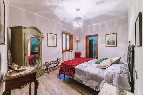 een slaapkamer met een groot bed en een spiegel bij Il Giardino della Fortezza in Montepulciano