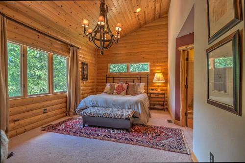 Postel nebo postele na pokoji v ubytování Aspen Meadow Lodge