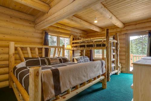 - une chambre avec 2 lits superposés dans une cabane en rondins dans l'établissement Hideaway Cabin, à Breckenridge