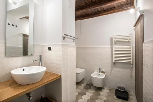 Un baño blanco con lavabo e inodoro. en AndreaSuite - Piazza Navona, en Roma