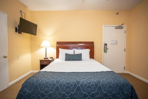 a hotel room with a large bed and a door at The Hotel Hollywood in Los Angeles