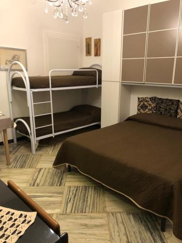 Tempat tidur susun dalam kamar di Casa Privata FOR YOU