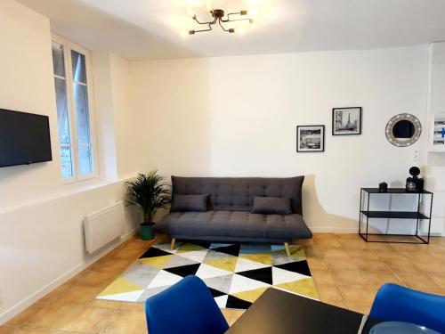 een woonkamer met een bank en een tafel bij Superbe Appartement de 50m2 in Graulhet