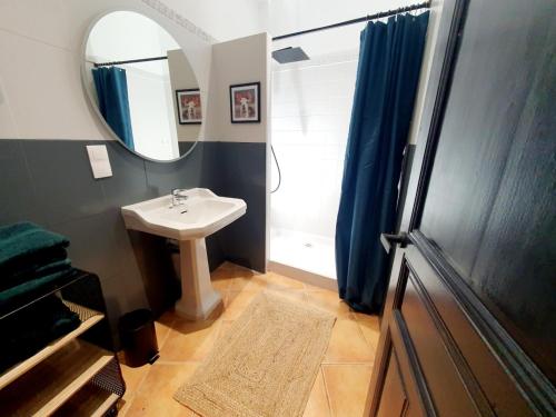 y baño con lavabo y espejo. en Superbe Appartement de 50m2, en Graulhet