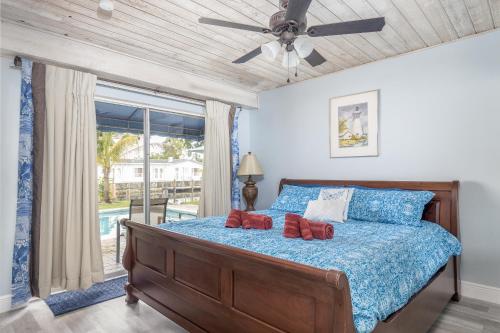 1 dormitorio con 1 cama y ventilador de techo en Purely Pompano, Pool, Water front, Paddleboard, Beach, 5 bedroom 3 bath, en Pompano Beach