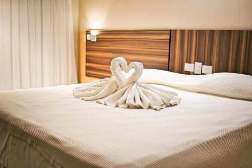 
A bed or beds in a room at Aram Imira Plaza Hotel & Convention
