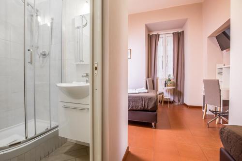uma casa de banho com um chuveiro, um lavatório e um WC. em Azzurra Rooms em Roma