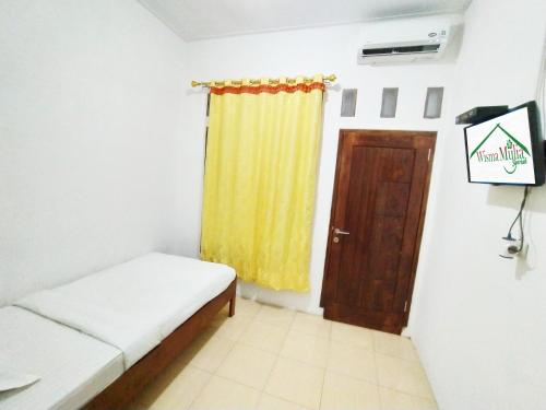 Ein Bett oder Betten in einem Zimmer der Unterkunft Wisma Mulia Syariah Bandar Lampung