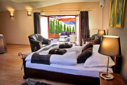 um quarto com uma cama grande e uma janela grande em Bella Penzion em Komárno