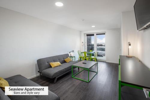 Χώρος καθιστικού στο ApartHotel421 by Seafront Collection