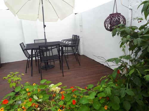 patio con tavolo, sedie e ombrellone di Ideal one bedroom appartment in Naas Oo Kildare a Naas
