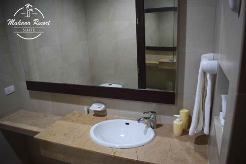 a bathroom with a sink and a mirror at Suite Makana #403 in Tonsupa