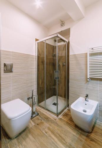 a bathroom with a shower and a toilet and a sink at Il Giardino della Fortezza in Montepulciano