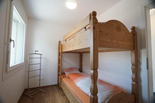 a bedroom with a bunk bed with a ladder at Clasgieri - 3-Zimmer-Ferienwohnung für 4 - 6 Personen, 65m2 in Falera