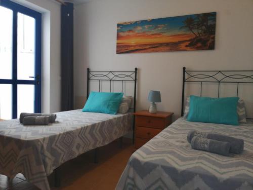 two beds sitting next to each other in a bedroom at Brisamarina de Órzola in Orzola