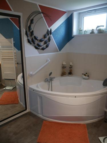 baño con bañera grande y aseo en Opale des Caps en Leubringhen