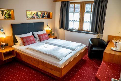um quarto com uma cama grande num quarto em Gasthaus Zur Krone em Großheubach