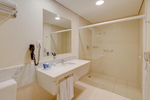 A bathroom at Blue Tree Premium Londrina