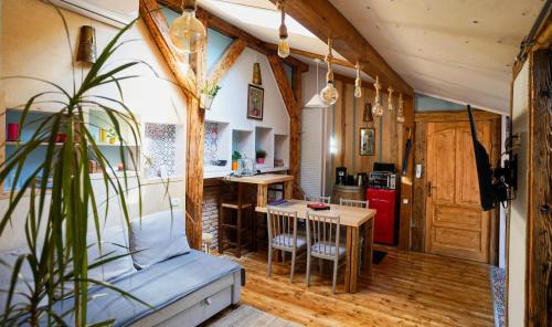 een kamer met een keuken met een tafel en een aanrecht bij 1881 Brasov old town apartments in Braşov