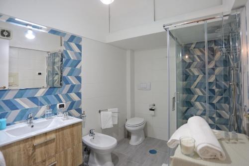 La salle de bains est pourvue de toilettes, d'un lavabo et d'une douche. dans l'établissement Titti e Nonna, à Naples