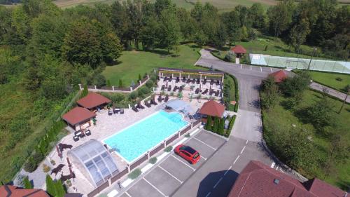 uma vista aérea de uma piscina com um resort em SEDRA Holiday Resort-Adults Only em Grabovac