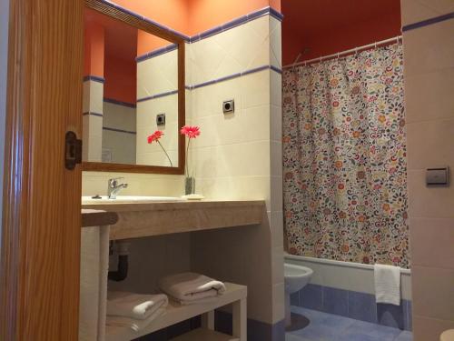W łazience znajduje się umywalka i prysznic. w obiekcie Aparthotel El Cerrito w mieście Los Cancajos