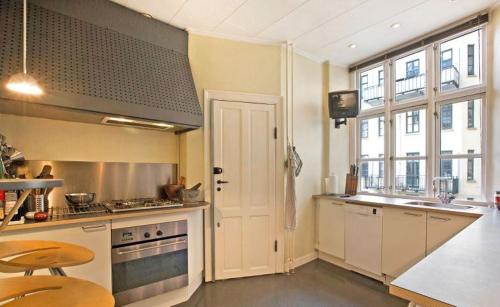 
A kitchen or kitchenette at Copenhagen Apartment with excellent location
