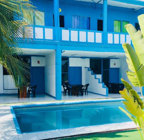 ein Haus mit einem Swimmingpool vor einem Gebäude in der Unterkunft Casa Mediterraneo in Chamela