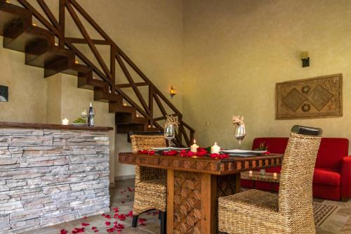 a living room with a table and a staircase at MAJU HOTEL CAMPESTRE & SPA in Jamapa
