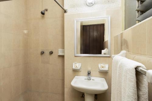 y baño con lavabo y espejo. en Hotel Premier Saltillo Coahuila en Saltillo