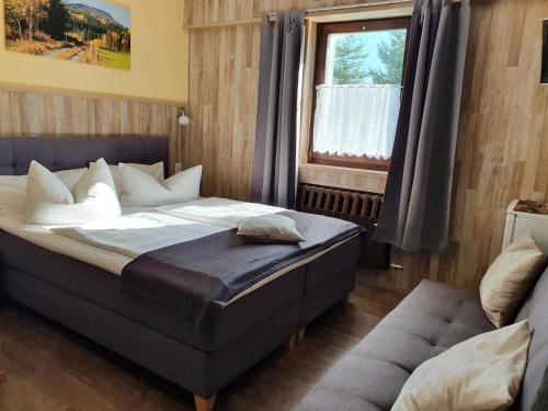Postel nebo postele na pokoji v ubytování Gästehaus Hutweide