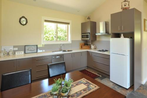 A kitchen or kitchenette at Langbrook Cottages