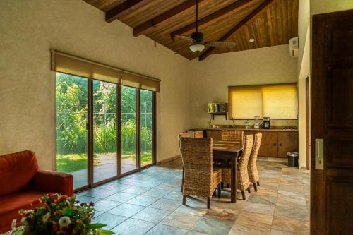 a kitchen and dining room with a table and chairs at MAJU HOTEL CAMPESTRE & SPA in Jamapa