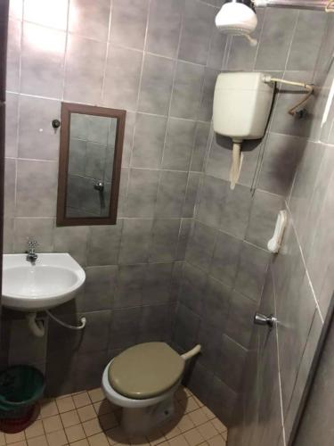 a bathroom with a toilet and a sink at Hotel Popular Vila Mariana in São Paulo