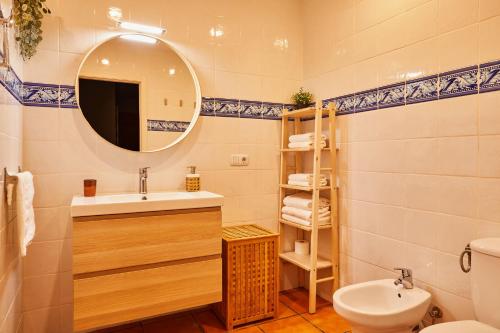 y baño con lavabo, espejo y aseo. en Urban Ezcaray, en Ezcaray